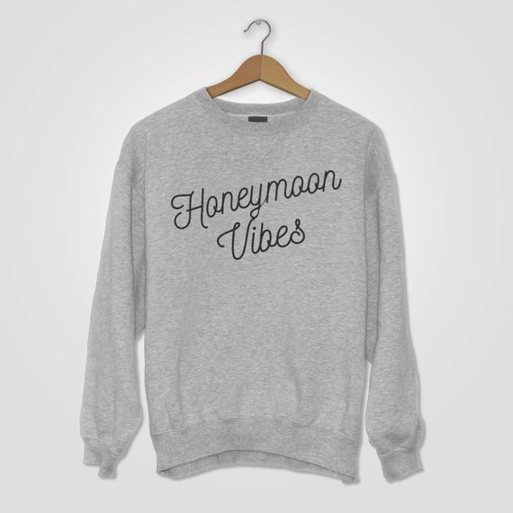 Summer Clothing Vibes - Sugarbaby ฮันนีมูน Vibes เสื้อกันหนาวของขวัญแต่งงานวันหยุดแต่งงานปัจจุบันสีดําหรือสีเทา Unisex คู่จัมเปอร์ฮันนีมูนเสื้อผ้า