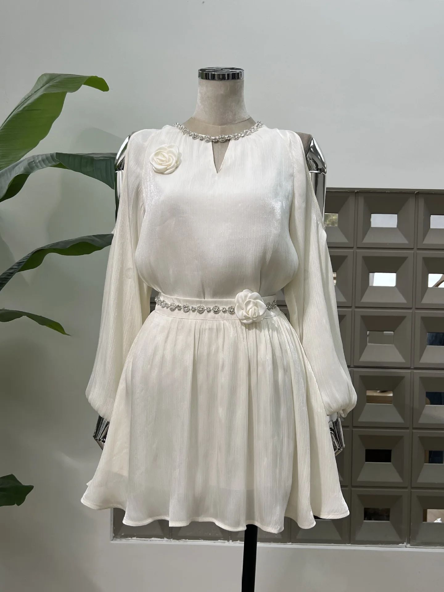 Off Shoulder Blouse - ชุดเดรสสองชิ้นสำหรับผู้หญิง เสื้อเปิดไหล่ประดับดอกไม้และคริสตัล กระโปรงสั้น ชุดเซ็ตสำหรับงานปาร์ตี้ชายหาด วันหยุด ชุดราตรีใหม่