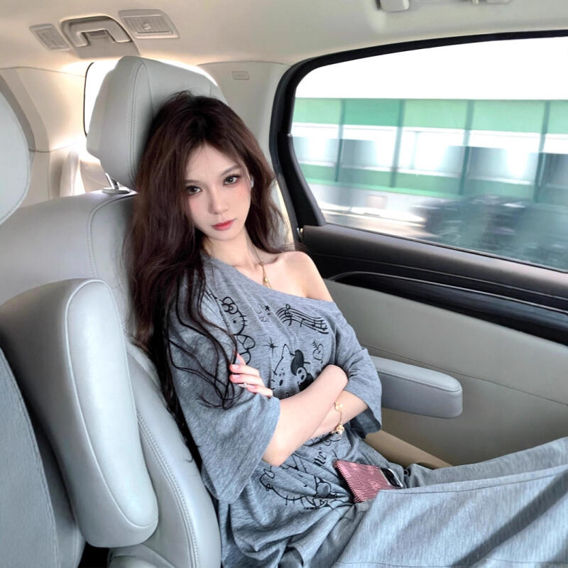 Off Shoulder Blouse - เสื้อป้องกันแสงแดด เฮลโล คิตตี้ เสื้อการ์ตูนไหล่เฉียง บางเฉียบ ปิดไหล่
